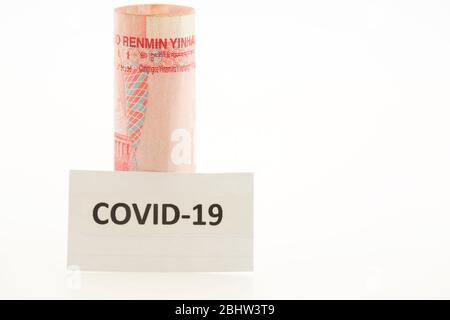 La devise chinoise placée avec une carte Covid-19 avec letter reflète l'impact du coronavirus sur l'économie et la finance chinoises. Banque D'Images