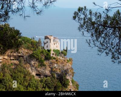 Ancienne tour sur la côte amalfitaine en Campanie Banque D'Images