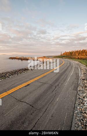 Une route enfile la côte sauvage du parc national Acadia, Maine Banque D'Images