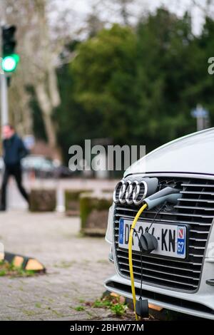 Paris, France - 28 janvier 2019 : prise électrique jaune devant une voiture Audi de luxe stationnée dans la ville Banque D'Images