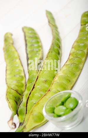 Parkia spéciosa ( pétai, haricot amer, haricot à grappe torsadée, stinker ou grain de stink) sur table en bois blanc Banque D'Images