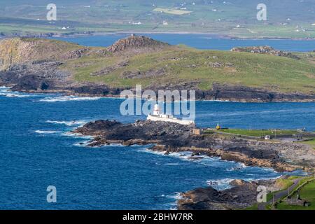 Belle vue de Valentia Island Lighthouse à Cromwell Point. Endroits à visiter sur la façon sauvage de l'Atlantique. Scenic a permis irlandais sur sunny su Banque D'Images