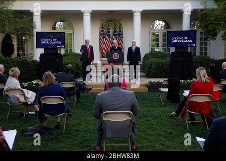 Le président américain Donald J. Trump, à gauche, fait des gestes lors d'une conférence de presse à la Rose Garden à la Maison Blanche à Washington le 27 avril 2020. Au pupitre se trouve l'amiral Brett Giroir, Secrétaire adjoint à la santé des États-Unis et à droite est le vice-président américain Mike Pence.Credit: Yuri Gripas/Pool via CNP | usage dans le monde entier Banque D'Images