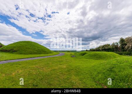 Tombes de chien de passage néolithique Knowth dans la vallée de Boyne, en Irlande Banque D'Images