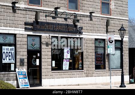 Bartlett, Illinois, États-Unis. Un restaurant utilise des panneaux pour rappeler aux clients qu'il reste ouvert, bien que sur une base limitée, pendant la pandémie de coronavirus. Banque D'Images