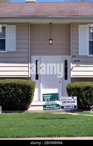 South Elgin, Illinois, États-Unis. Pawn signe reconnaître un baccalauréat en études secondaires avec un haut niveau et un athlète devant sa maison. Banque D'Images