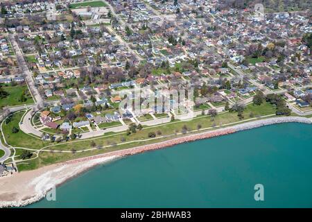 Vue aérienne de Kenosha, Wisconsin, le jour ensoleillé d'avril. Banque D'Images