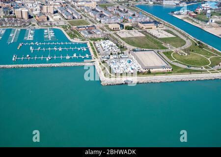 Vue aérienne de Kenosha, Wisconsin, le jour ensoleillé d'avril. Banque D'Images