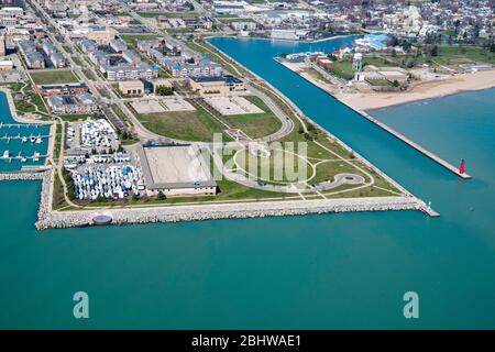 Vue aérienne de Kenosha, Wisconsin, le jour ensoleillé d'avril. Banque D'Images