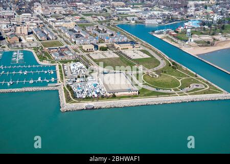 Vue aérienne de Kenosha, Wisconsin, le jour ensoleillé d'avril. Banque D'Images