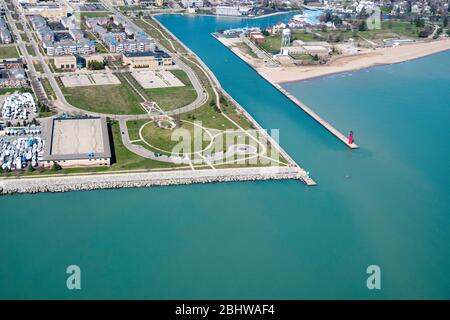 Vue aérienne de Kenosha, Wisconsin, le jour ensoleillé d'avril. Banque D'Images