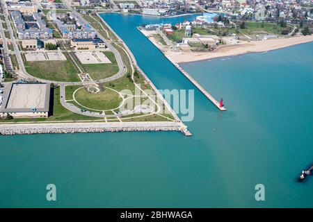 Vue aérienne de Kenosha, Wisconsin, le jour ensoleillé d'avril. Banque D'Images