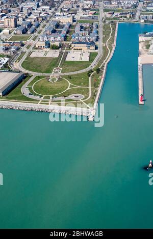 Vue aérienne de Kenosha, Wisconsin, le jour ensoleillé d'avril. Banque D'Images