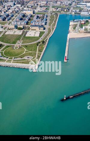 Vue aérienne de Kenosha, Wisconsin, le jour ensoleillé d'avril. Banque D'Images