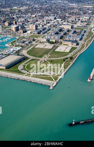 Vue aérienne de Kenosha, Wisconsin, le jour ensoleillé d'avril. Banque D'Images