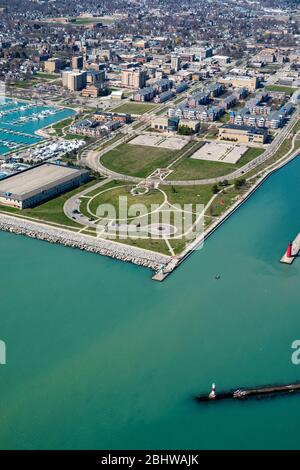 Vue aérienne de Kenosha, Wisconsin, le jour ensoleillé d'avril. Banque D'Images