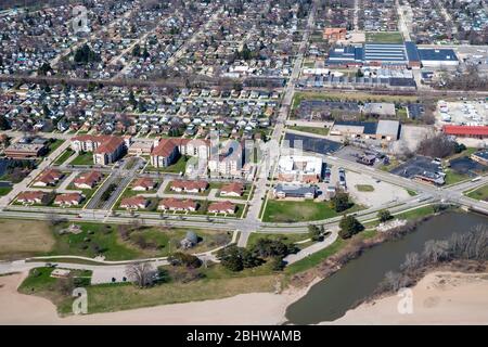 Vue aérienne de Kenosha, Wisconsin, le jour ensoleillé d'avril. Banque D'Images