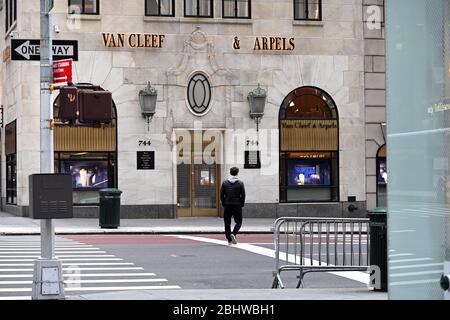 Le magasin phare de bijoutiers Van Cleef & Arpels, le long de la 5ème Avenue, reste fermé pendant la pandémie de COVID-19 à New York, NY, le 27 avril 2020. (Anthony Behar/Sipa, États-Unis) Banque D'Images