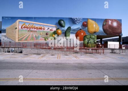 Fresque de l'artiste thomas Suriya représentant des fruits frais et des végétabels au marché des produits du centre-ville de Los Angeles, Californie Banque D'Images