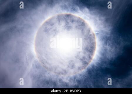 Le Soleil, avec un halo incroyable autour du soleil créé par réfraction de la lumière à cause de cristaux de glace sur les couches de l'atmosphère supérieure dans la troposphère Banque D'Images