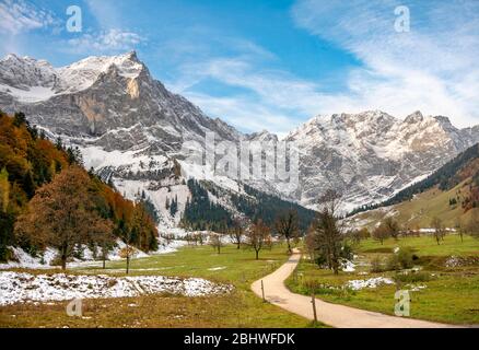 Ahornboden en automne avec des sommets enneigés de montagne, Spitzkarspitze, Plattenspitze et Grubenkarspitze, Angl, Karwendel, Tyrol, Autriche Banque D'Images