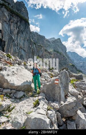 Randonneurs sur un sentier de randonnée marqué de l'Adamekhuette à la Hofpuerglhuette, crête de montagne, Dachsteingebirge, Salzkammergut, Haute-Autriche, Autriche Banque D'Images