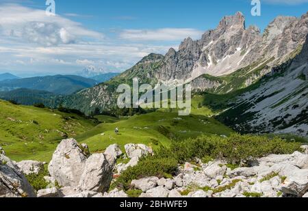 Sentier de randonnée balisé d'Adamekhuette à Hofpuerglhuette, crête de montagne avec Grosse Bischofsmuetze, Salzkammergut, Haute-Autriche Banque D'Images