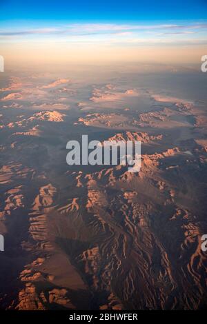 Paysage désertique avec montagnes, vue aérienne, réserve nationale Mojave, Comté de San Bernardino, Californie, États-Unis Banque D'Images