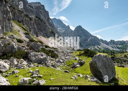 Sentier de randonnée d'Adamekhuette à Hofpuerglhuette, crête de montagne, Dachsteingebirge, Salzkammergut, Haute-Autriche, Autriche Banque D'Images