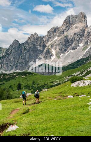 Deux randonneurs sur un sentier de randonnée marqué de l'Adamekhuette à la Hofpuerglhuette, crête de montagne avec le pic de montagne Grosse Bischofsmuetze Banque D'Images