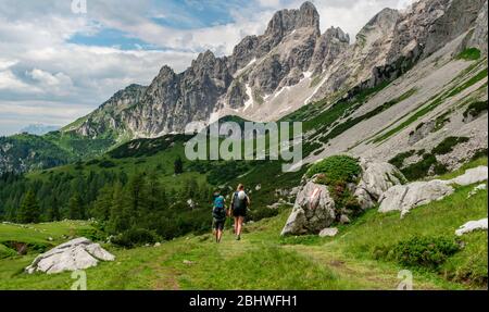 Deux randonneurs sur un sentier de randonnée marqué de l'Adamekhuette à la Hofpuerglhuette, crête de montagne avec le pic de montagne Grosse Bischofsmuetze Banque D'Images