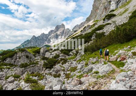 Deux randonneurs sur le sentier de randonnée de l'Adamekhuette à la Hofpuerglhuette, vue sur la crête de montagne avec le pic de montagne Grosse Bischofsmuetze Banque D'Images