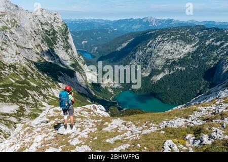 Randonneur sur le chemin de Simonyhuette à Adamekhuette, terrain rocheux alpin, Hinterer et Vorderer Goausee, Salzkammergut, Haute-Autriche, Autriche Banque D'Images