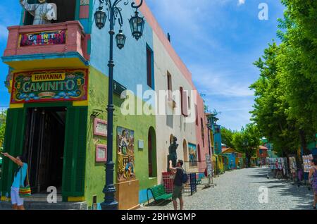 Buenos Aires, Argentine, 28 décembre 2015 : couleurs vives de Caminito, le musée de rue coloré du quartier de la Boca à Buenos Aires, Argentine - Banque D'Images