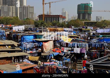 MUMBAI, INDE - 7 février 2019: Dhobi Ghat en plein air blanchisserie à côté de la station de Mahalaxmi, la plus grande de son genre dans le monde, Banque D'Images