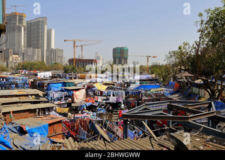 MUMBAI, INDE - 7 février 2019: Dhobi Ghat en plein air blanchisserie à côté de la station de Mahalaxmi, la plus grande de son genre dans le monde, Banque D'Images