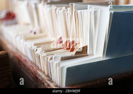 Catalogues de cartes dans la bibliothèque, clôture Banque D'Images