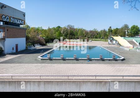 Dresde, Allemagne. 27 avril 2020. Vue sur la ville vide d'Arnoldbad dans le centre de Dresde (vers dpa "piscines et réservoirs en plein air dans la crise de Corona"). Crédit: Robert Michael/dpa-Zentralbild/dpa/Alay Live News Banque D'Images