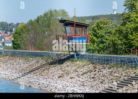 Dresde, Allemagne. 27 avril 2020. Vue sur le réservoir vide Cossebaude (vers dpa 'piscines et réservoirs d'air libre dans la crise de Corona'). Crédit: Robert Michael/dpa-Zentralbild/dpa/Alay Live News Banque D'Images