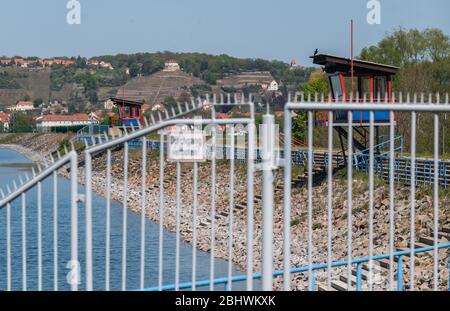 Dresde, Allemagne. 27 avril 2020. Vue sur le réservoir vide Cossebaude. Crédit: Robert Michael/dpa-Zentralbild/dpa/Alay Live News Banque D'Images