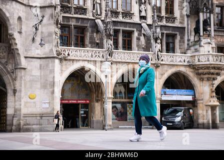 Munich, Allemagne. 27 avril 2020. Un piéton portant un masque facial est vu à Munich, en Allemagne, le 27 avril 2020. Dans la plupart des États allemands, les masques faciaux ou une couverture équivalente bouche-à-nez sont devenus obligatoires lundi lorsque les gens voyagent en bus ou en train ou font du shopping. Crédit: Kevin Voigt/Xinhua/Alay Live News Banque D'Images