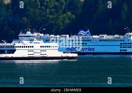 Deux ferries qui s'effectuent l'un l'autre. Horseshoe Bay, Vancouver, B. C., Canada. Banque D'Images