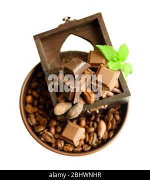 Toujours la vie avec un ensemble de chocolat et de grains de café isolés sur blanc Banque D'Images