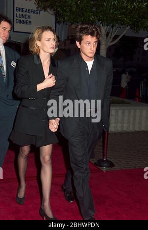 LOS ANGELES, CA. c. 1996: Acteur Sean Penn & épouse actrice Robin Wright. Photo du fichier © Paul Smith/Featureflash Banque D'Images