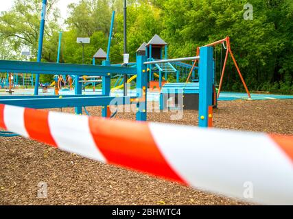 Aire de jeux pour enfants vide dans un parc public de Szentendre, Hongrie, Europe. En raison du coronavirus, covid19. Banque D'Images