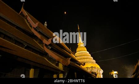 Loy Kratong Festival Wat Prathat Lampang Luang à Lampang Thaïlande.culture asiatique célèbre. Banque D'Images