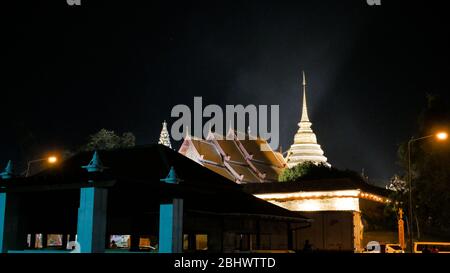 Lampang, Thaïlande, 11 novembre 2019, Loy Kratong Festival Wat Prathat Lampang Luang à Lampang Thaïlande..culture asiatique célèbre. Banque D'Images