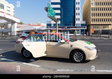Taxi de la ville de Dubaï dans les rues de la ville Banque D'Images