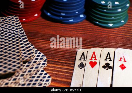 Cartes à jouer sur table en bois, closeup Banque D'Images