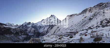 Camp de base du sanctuaire de l'Annapurna Grand paysage panoramique. Lointain Mont Machapuchare Skyline. Trekking Népal montagnes Himalaya au lever du soleil Banque D'Images